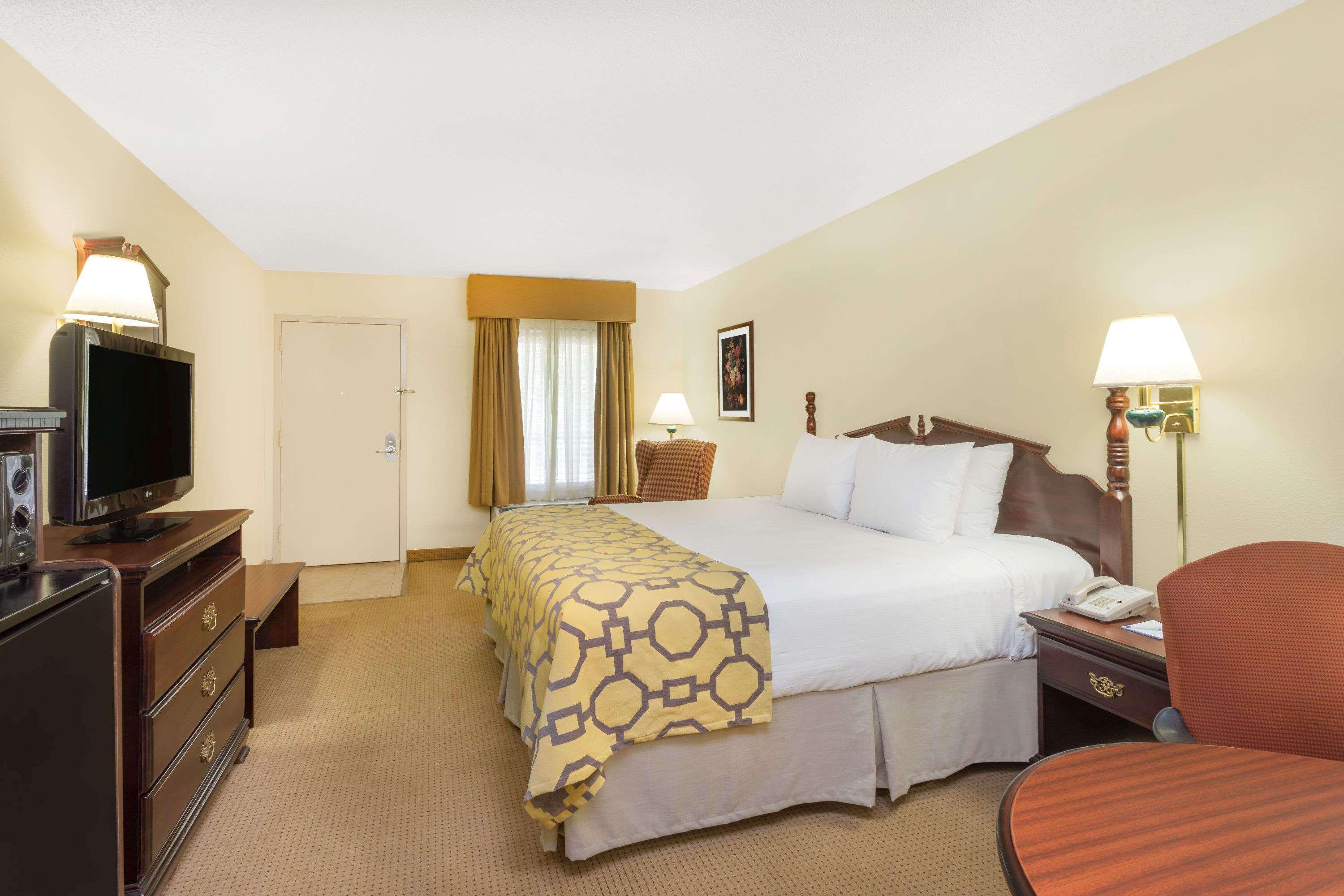 Baymont By Wyndham Griffin Hotel Екстериор снимка