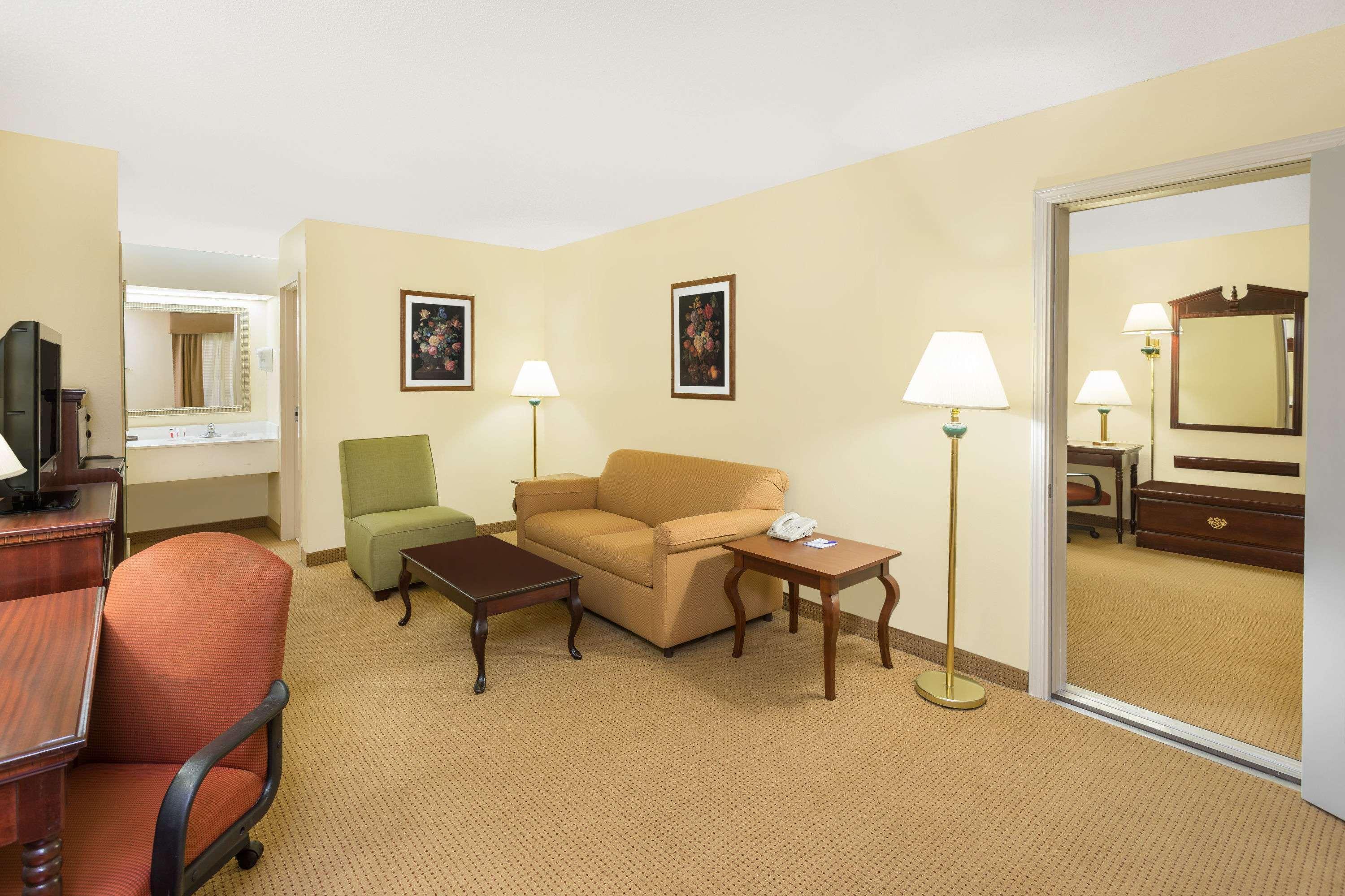 Baymont By Wyndham Griffin Hotel Екстериор снимка