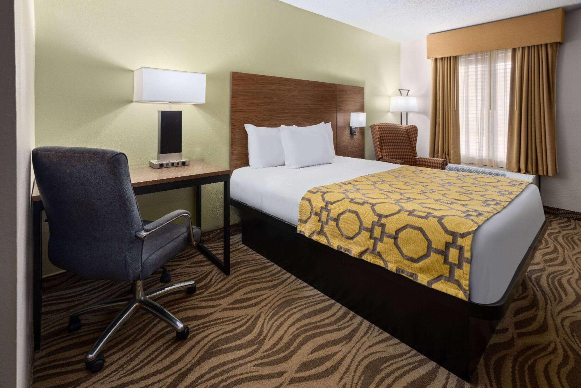 Baymont By Wyndham Griffin Hotel Екстериор снимка