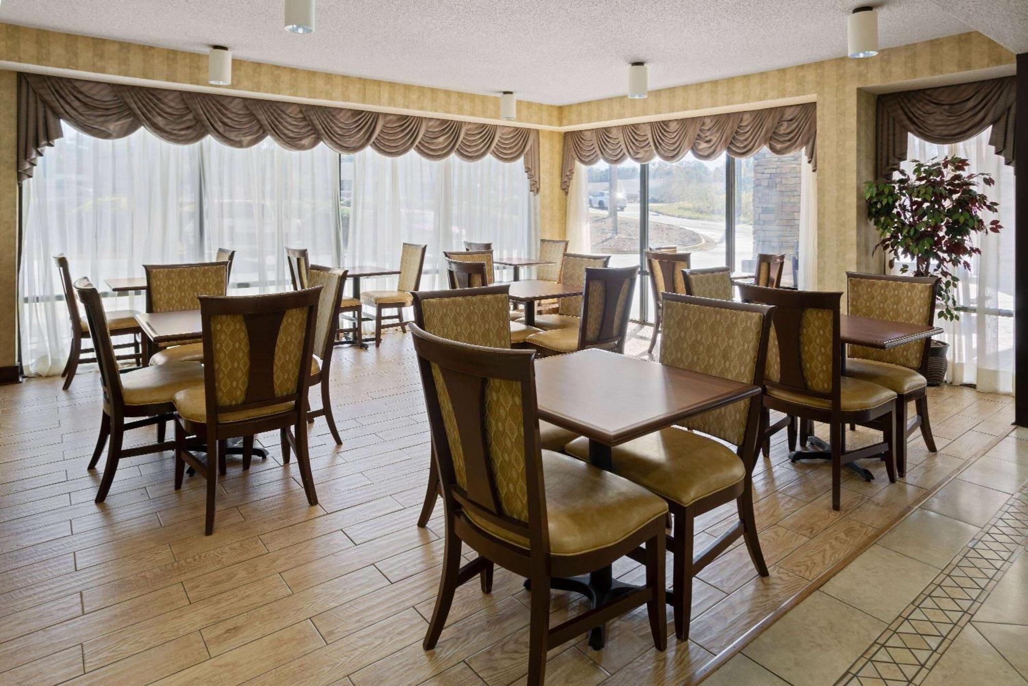 Baymont By Wyndham Griffin Hotel Екстериор снимка
