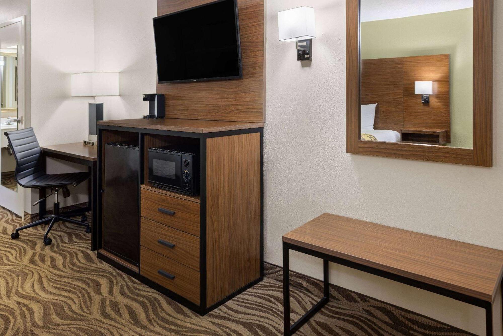 Baymont By Wyndham Griffin Hotel Екстериор снимка